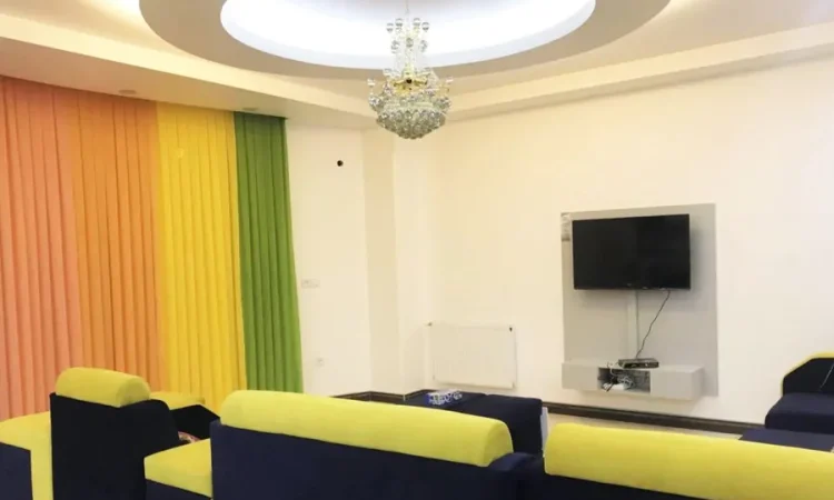 اتاق پذیرایی به همراه مبلمان و تلوزیون واحد آپارتمان در ساری 48658468687