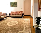 اتاق پذیرایی فرش شده به همراه مبلمان آپارتمان در قائمشهر 45784653748