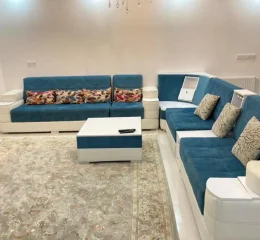 اتاق پذیرایی فرش شده به همراه مبلمان خانه ویلایی در جویبار 8475684365783