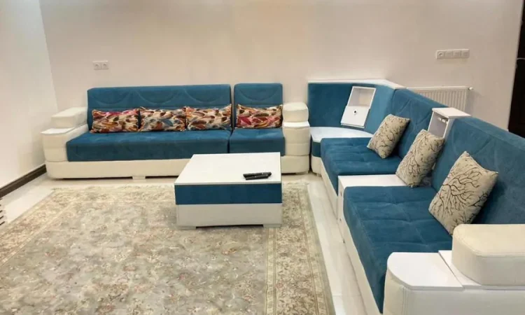 اتاق پذیرایی فرش شده به همراه مبلمان خانه ویلایی در جویبار 8475684365783