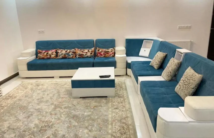 اتاق پذیرایی فرش شده به همراه مبلمان خانه ویلایی در جویبار 8475684365783