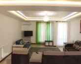 اتاق پذیرایی فرش شده به همراه مبلمان خانه ویلایی در جویبار 84756844365783