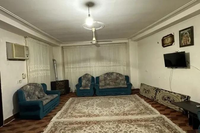 اتاق پذیرایی فرش شده به همراه مبلمان خانه ویلایی در زاغمرز 58678568404