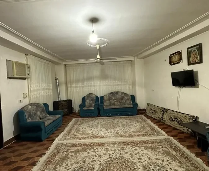 اتاق پذیرایی فرش شده به همراه مبلمان خانه ویلایی در زاغمرز 58678568404