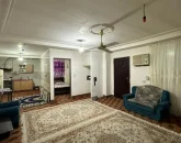 اتاق پذیرایی فرش شده به همراه مبلمان و آشپزخانه خانه ویلایی در زاغمرز 58678568404