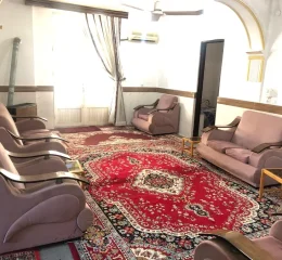 اتاق پذیرایی فرش شده به همراه مبلمان و پنکه سقفی ویلا در زاغمرز 4753642653378