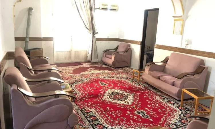 اتاق پذیرایی فرش شده به همراه مبلمان و پنکه سقفی ویلا در زاغمرز 4753642653378