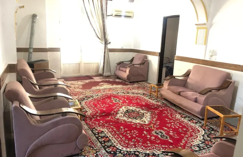 اتاق پذیرایی فرش شده به همراه مبلمان و پنکه سقفی ویلا در زاغمرز 4753642653378