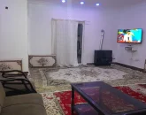 اتاق پذیرایی فرش شده به همراه مبلمان ویلا در زاغمرز 58765046