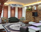 اتاق پذیرایی فرش شده به همراه مبلمان ویلا در ساری 463927549376