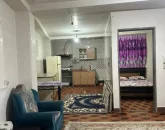 اتاق پذیرایی فرش شده به همراه مبلمان، اتاق خواب و آشپزخانه خانه ویلایی در زاغمرز 58678568404