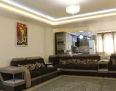 اتاق پذیرایی فرش شده به همراه مبلمان، اشپزخانه خانه ویلایی در جویبار 84755684365783