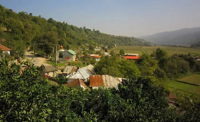 تصویری از امامزاده و خانه های روستای اسکارد در ساری 1465486874