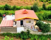 نمای بیرونی ساختمان با نمای سنگ و سقف شیب دار ویلا در زاغمرز 48568468757