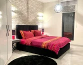 اتاق خواب مستر و تخت خواب و سرویس بهداشتی و لوستر زیبا در ویلای 637 متری در نکا 101538417687