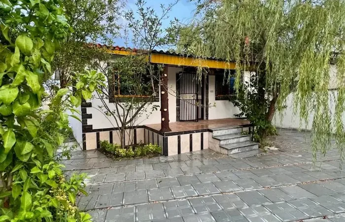 حیاط و نمای درختان و گیاهان و نمای خانه باغ 214 متری در ساری 10568106484