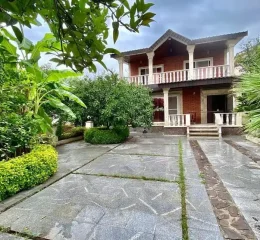 نمای بیرونی و حیاط زیبا و دل انگیز ویلای 310 متری در زاغمرز 15364168748697