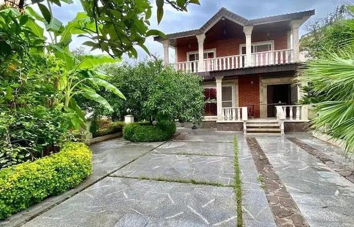 نمای بیرونی و حیاط زیبا و دل انگیز ویلای 310 متری در زاغمرز 15364168748697