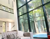 نمای داخلی و درب و پنجره شیشیه ای ویلای 637 متری در نکا 0158046874869