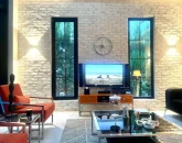 سالن نشیمن مبله و آنتیک کاری و نورپردازی دیوار در ویلای 637 متری در نکا 015208145680