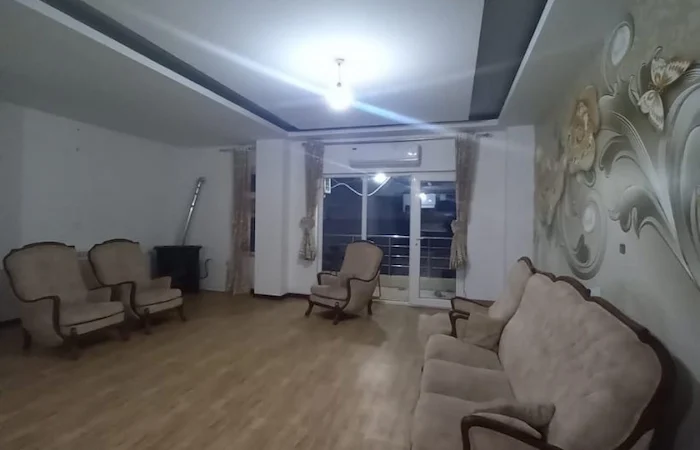 سالن نشیمن با کف پارکت و کاغذ دیواری زیبا در آپارتمان 195 متری در قائمشهر 01541864621045