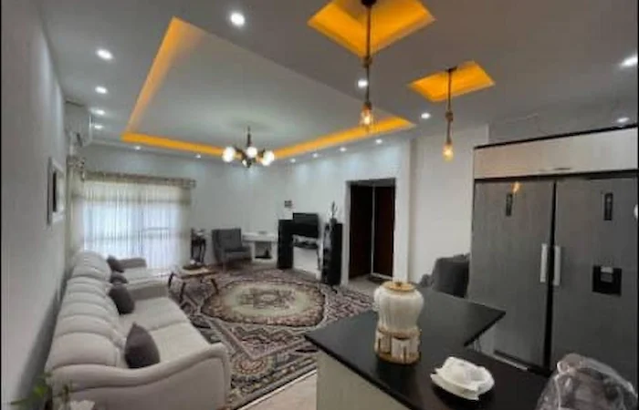 سالن نشیمن مبله و نورپردازی در سقف آپارتمان 118 متری در نکا 105216874869