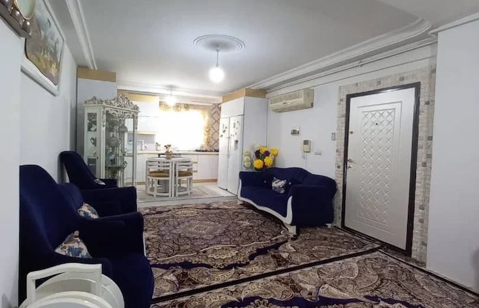 سالن نشیمن دارای پکیج و درب ورودی اتاق خواب در آپارتمان 70 متری در ساری 01531685746878