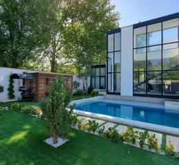 نمای بیرونی شیشه ای و جکوزی و استخر در حیاط ویلای 546 متری در نصیرآباد 05165874168676