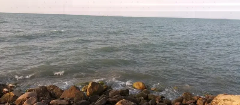سواحل سنگی در کنار دریای زاغمرز 4567498444