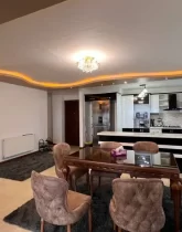 یخچال و کابینت های سفید مشکی و هود آشپزخانه آپارتمان در جویبار