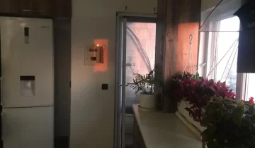 یخچال و گلدان های رنگی آشپزخانه آپارتمان در قائم شهر