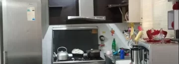 یخچال و فر و کابینت های قهوه ای رنگ آشپزخانه آپارتمان در نکا