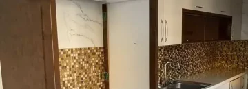 آشپزخانه با کابینت هایگلاس و سینک فلزی آپارتمان ساری 12589