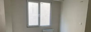 اتاق خواب با پنجره رو به بیرون آپارتمان ساری 12599