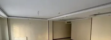 هال بزرگ با نورپردازی زیبا در سقف آپارتمان ساری 12658