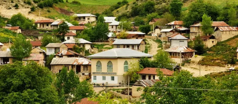 نمایی زیبا از خانه های سنتی و طبیعت بکر روستای آکرد 45135665418