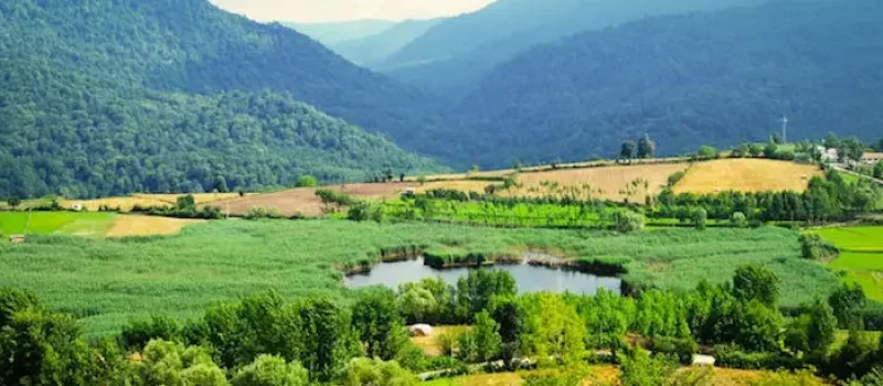 نمایی از طبیعت و کوه های سرسبز اطراف دریاچه طبیعی استخر پشت، یکی از جاهای دیدنی نکا 45547547