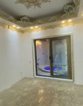 اتاق خواب و درب ورودی به قسمت استخر و جکوزی ویلا در ساری 416847674