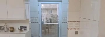 درب رو به بالکن آپارتمان در خورشید کلا