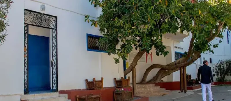 نمای بیرونی خانه با نمای سیمان سفید و درب آبی یک نمونه خانه جنوبی 385843969