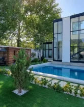 نمای بیرونی شیشه ای و جکوزی و استخر در حیاط ویلای 546 متری در نصیرآباد 05165874168676