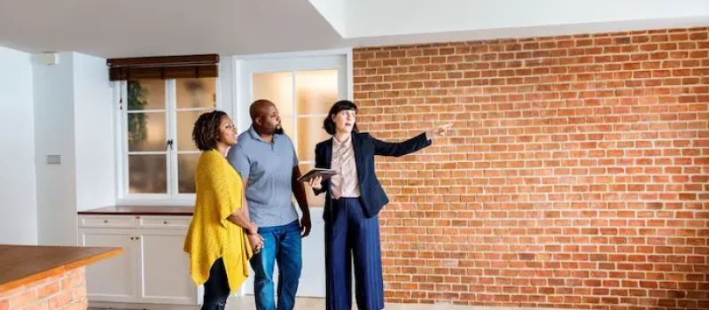 بازدید خانواده از ملک برای اجاره کردن خانه 04859304534