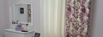 پرده سفید بنفش و میز آرایش اتاق خواب آپارتمان در خورشید کلا