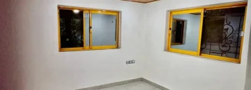 اتاق خواب با دو پنجره رو به حیاط در خانه باغ 214 متری در ساری 016514864658