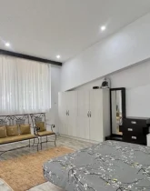 اتاق خواب کف سرامیک مات خاکستری و نورپردازی در سقف و کمد دیواری در ویلای 350 متری در طاهرآباد 4135647687