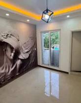 اتاق خواب مستر با نورپردازی هالوژنی و کاغذ دیواری زیبا در ویلای 150 متری در ساری 015214687486