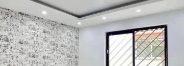 پنجره رو به محوطه وکاغذ دیواری اتاق خواب ویلا در خزرآباد