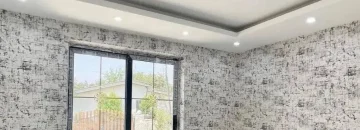 پنجره رو به محوطه سرسبز و سقف نورپردازی شده با نور سفید اتاق خواب ویلا در خزرآباد1