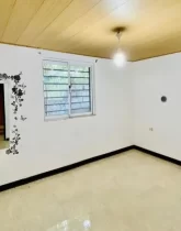 سرامیک کرمی رنگ و آیینه دیواری در اتاق خواب ویلا در زاغمرز