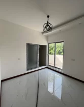 سرامیک سفید و پنجره رو به محوطه سرسبز اتاق خواب ویلا در ساری